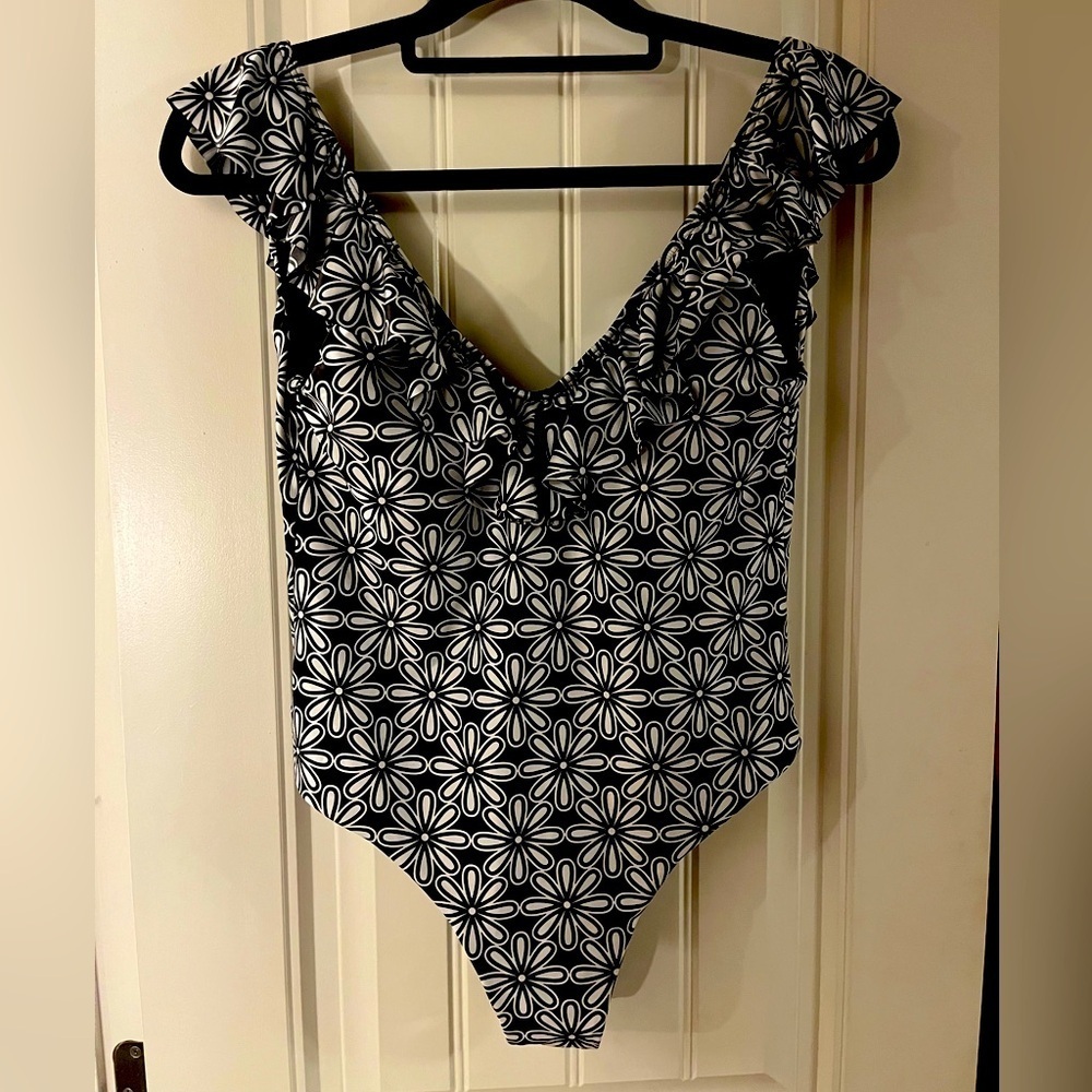 Watercolors by Kenny Flowers B&W Floral Ruffle One Piece Swimsuit, size M/L